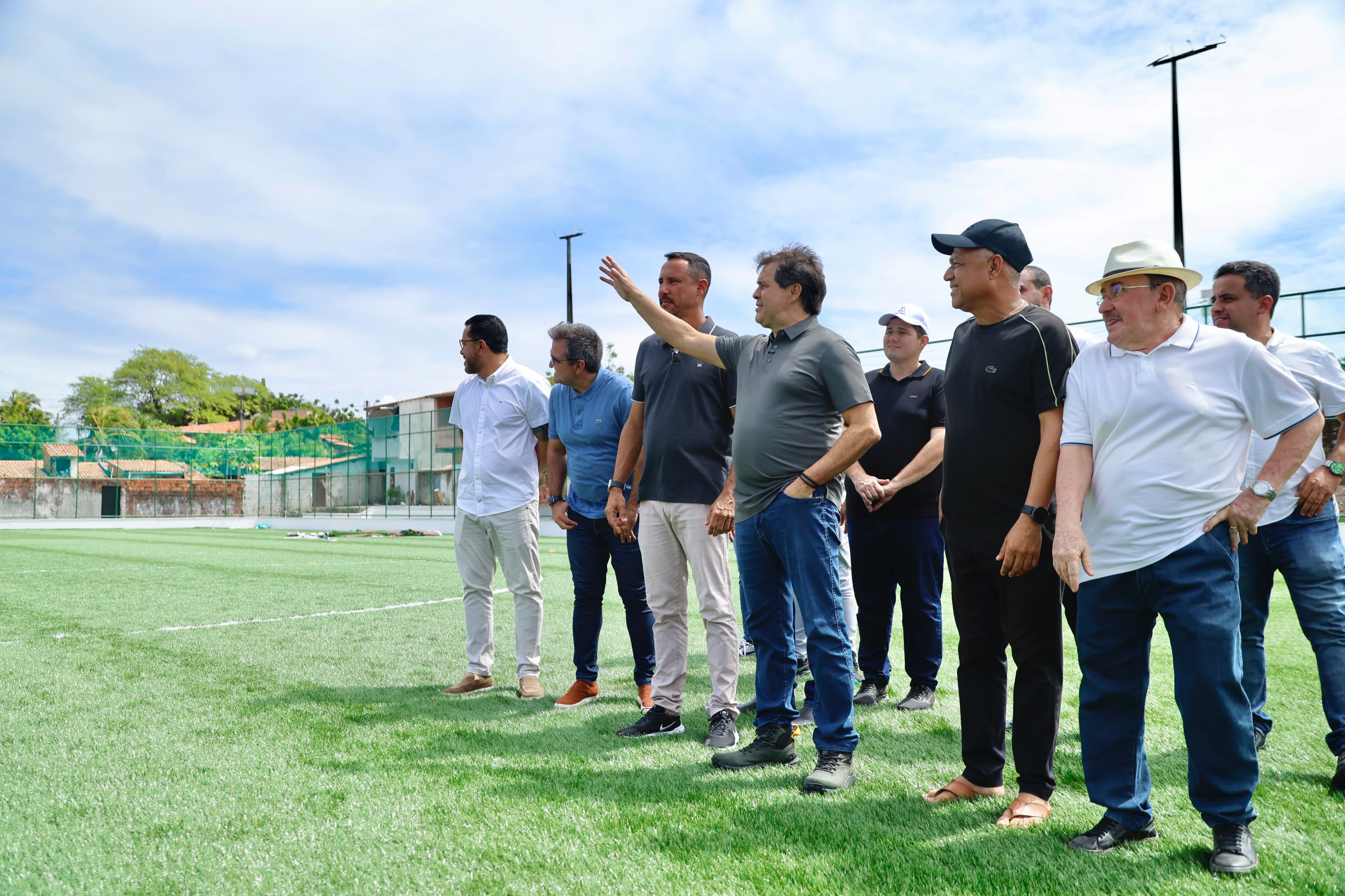 grupo de pessoas posa para a foto